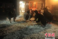 <b>广东多地遇冰雹袭击 汤圆大的冰雹密集落下</b>
