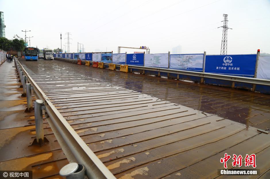 重庆现史上“最牛”减速带 由208根钢筋组成