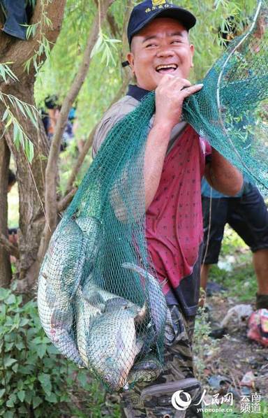 云南上演万人捉鱼,孟连娜允神鱼节