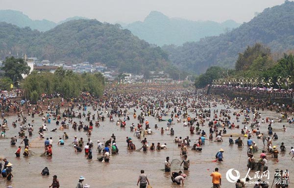 云南上演万人捉鱼,孟连娜允神鱼节