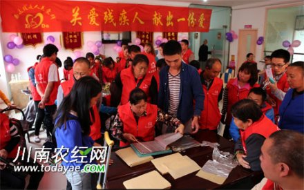 <b>泸州： 陈西达发起手工班 残疾人家里揽活</b>