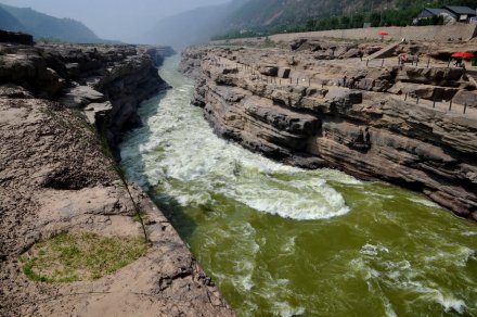 <b>黄河壶口瀑布现“清流飞瀑”景观</b>