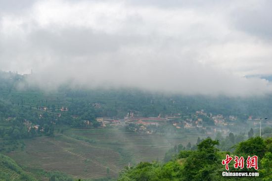 5月19日，贵州省余庆县红渡村，这个黔北“四在农家·美丽乡村”的示范村落，被晨雾笼罩，白云深处有人家，美似仙境。中新社记者