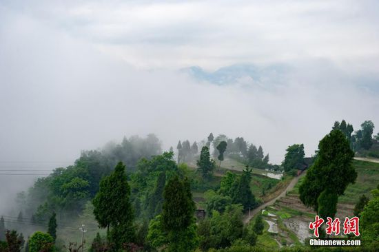 5月19日，贵州省余庆县红渡村，这个黔北“四在农家·美丽乡村”的示范村落，被晨雾笼罩，白云深处有人家，美似仙境。中新社记者