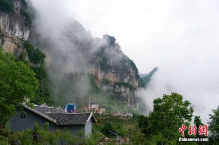 <b>贵州余庆美丽乡村雾中似仙境(组图)</b>