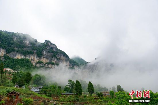 5月19日，贵州省余庆县红渡村，这个黔北“四在农家·美丽乡村”的示范村落，被晨雾笼罩，白云深处有人家，美似仙境。中新社记者