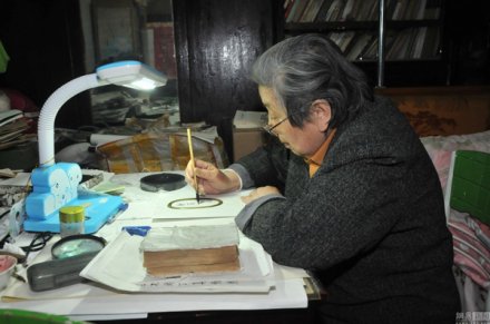 <b>江苏82岁老太闭门三年 正楷手抄《红楼梦》</b>