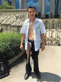 <b>广西遭撕裤夺手机律师否认作秀 拒接受法警道歉</b>