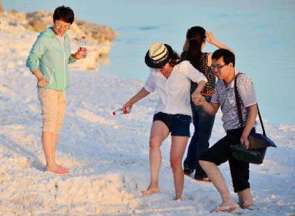 <b>“死亡之海”再现美丽盐湖景观</b>