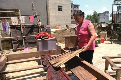 村民正在家中晾晒家具物件。