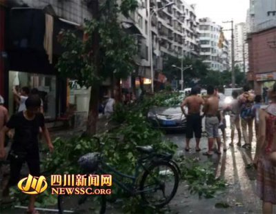 泸州合江遭受9级大风袭击 街道一片狼藉