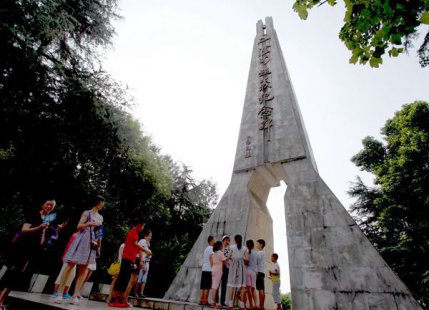 <b>四川泸州：留守儿童踏寻红色遗存（图）</b>