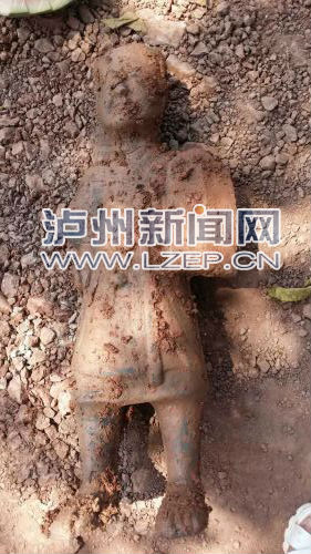 古墓里的武士陶俑 泸州日报记者 刘林 摄