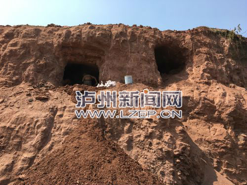 古墓抢救发掘现场