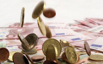 大学生无力偿还60万网贷自杀 28名受牵连同学被免责