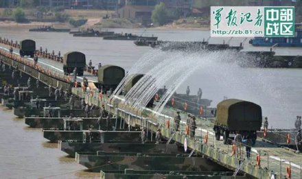 <b>震撼！解放军实兵演习，26分钟架起横跨长江千米钢铁浮桥</b>