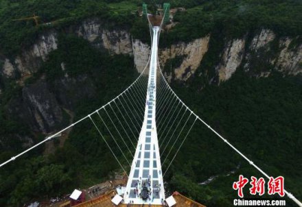 <b>张家界玻璃桥试营业12天被叫停 官方称系统升级</b>