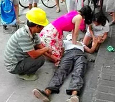 大大的赞！女子跪救建筑工人 直到救护车赶到现场才悄悄离开！