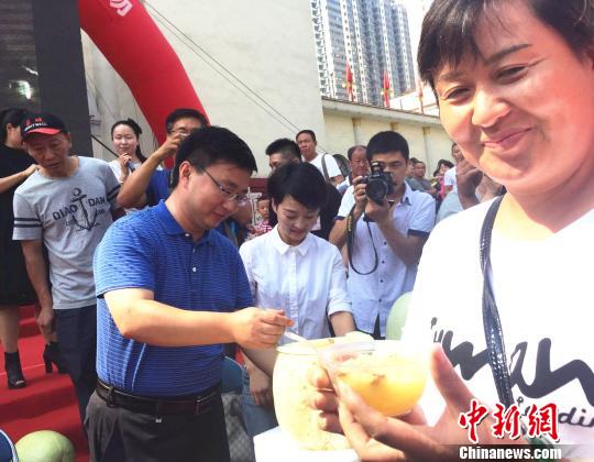 一位女士品尝三白瓜喜不胜喜。　任丽娜摄