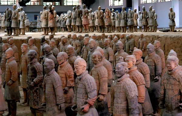 图为位于陕西省临潼秦始皇兵马俑博物馆一号坑内出土的陶俑（2007年5月28日摄）。新华社记者王颂摄