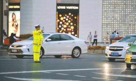 成都街头站着“小黄人” 原来是交警身着新雨衣