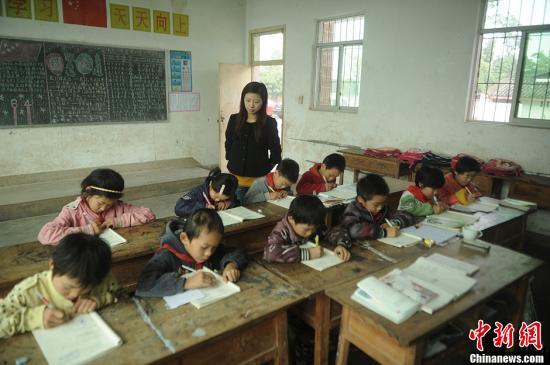 中国10年招60万特岗教师 成乡村教师“换血一代”