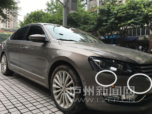  车辆车身上布满长长短短的划痕（白色圆圈处为划伤的伤痕）。