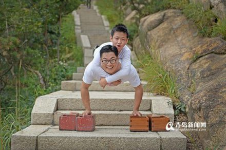 太励志！11岁无腿少年与偶像一起用手登山