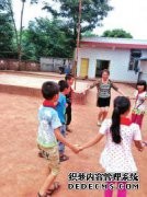 “百变老师”用爱点亮学生的心灯