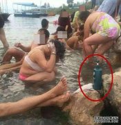 云南一群大妈在饮用水源抚仙湖中洗澡 还带着洗发水