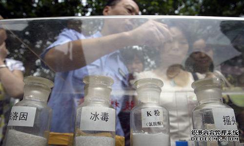 2009年6月26日，南京街头禁毒宣传中，警方展示打击贩毒斗争中收缴的摇头丸等毒品。