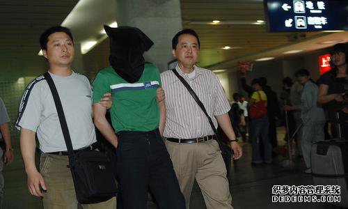 2008年6月5日，南京，警方破获 “02.26” 特大贩毒案，抓获涉案犯罪嫌疑人15名，缴获冰毒6530克。