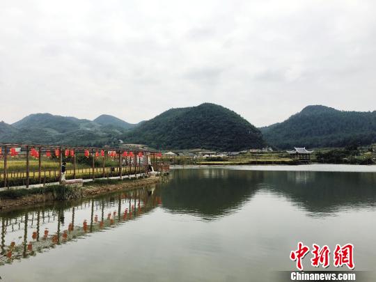 图为游客体验农耕文化。　杨云 摄