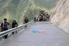 <b>四川：雅江有个“山背后村” 千年绝壁将通路 年底用上4G网络</b>