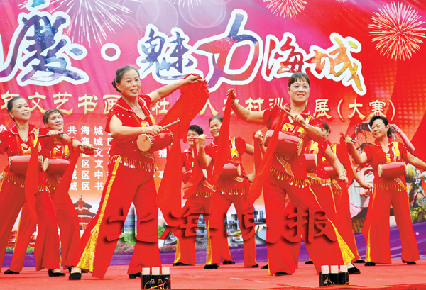 演员们扭着秧歌打着腰鼓欢庆国庆。 麦月 摄