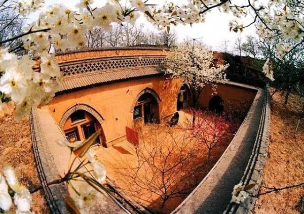 【奇闻】中国有个神秘的村庄，村民在地下住了4000年!