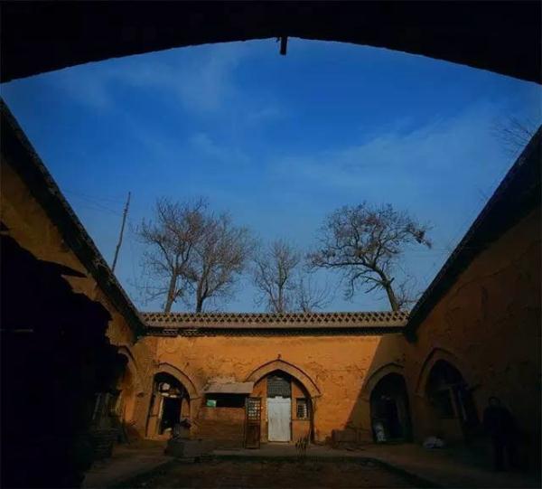 【奇闻】中国有个神秘的村庄，村民在地下住了4000年!