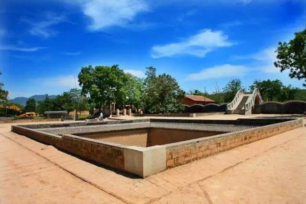 【奇闻】中国有个神秘的村庄，村民在地下住了4000年!