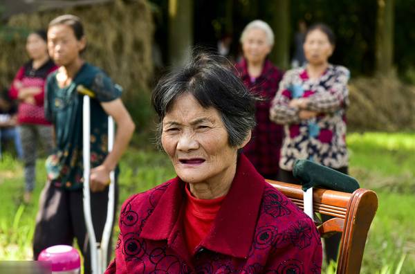 73岁老母亲状告儿女 法庭玉米地开庭(图)