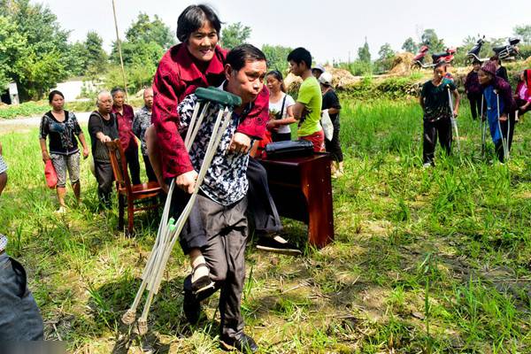 73岁老母亲状告儿女 法庭玉米地开庭(图)