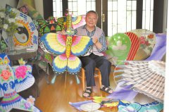 四川退休教授痴迷制作风筝 被称“四川风筝王”