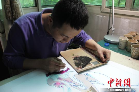 五谷杂粮绘画卷西安民间艺人10年绘“五谷画”300余幅