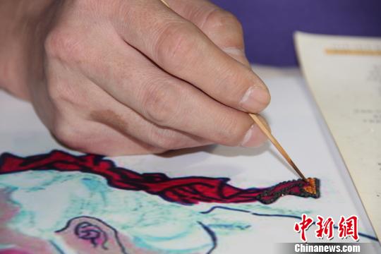 图为制作过程。　阿琳娜 摄