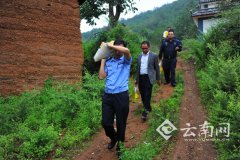 云南大理交警：情满山村解民忧 精准扶贫献爱心