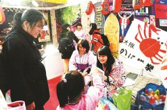 北京大学：海内外学生摆起展台同秀异域文化