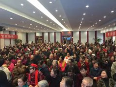 宁夏银川：几百老人听健康讲座大骂执法人员“滚出去”