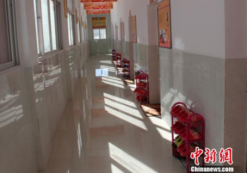 甲洼镇小学学生寝室通道。　叶强平 摄