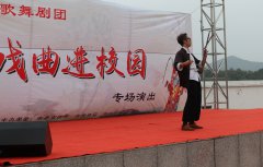 湖北当阳：戏曲进校园 学童乐呵呵