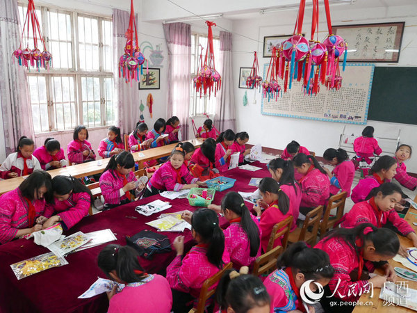 2016年11月1日，广西桂林市龙胜各族自治县泗水乡泗水小学女童班的学生在学习民族刺绣