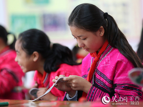2016年11月1日，广西桂林市龙胜各族自治县泗水乡泗水小学女童班的学生在学习民族工艺刺绣